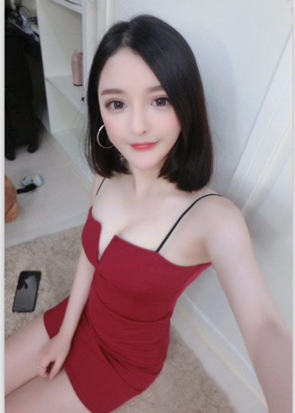 Rövid női ruha vékony pánttal és kivágott nyakkivágással, két színben