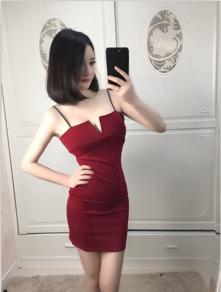 Rövid női ruha vékony pánttal és kivágott nyakkivágással, két színben