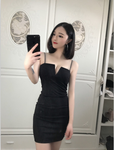 Rövid női ruha vékony pánttal és kivágott nyakkivágással, két színben