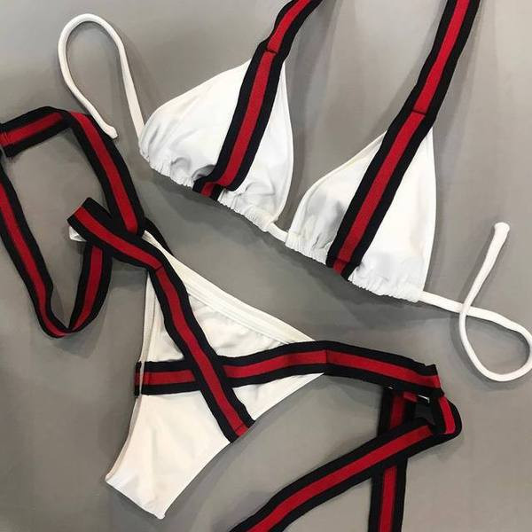 Modern kétrészes fürdőruha háromszög alakú felsővel