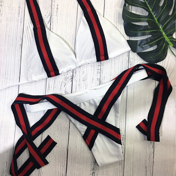 Modern kétrészes fürdőruha háromszög alakú felsővel