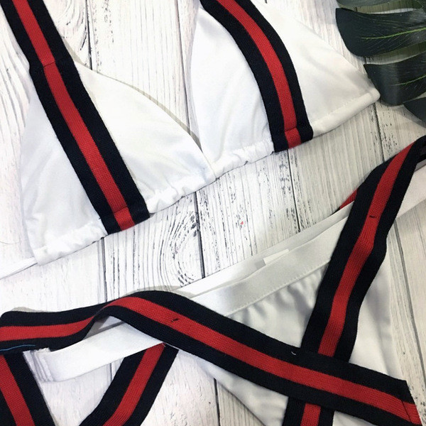 Modern kétrészes fürdőruha háromszög alakú felsővel