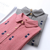 Modern női ing fekete és piros hímzéssel