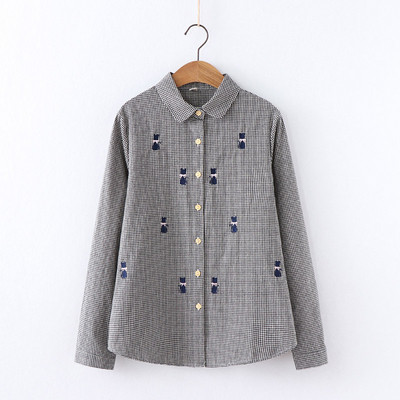 Modern női ing fekete és piros hímzéssel