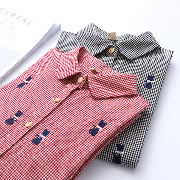 Modern női ing fekete és piros hímzéssel