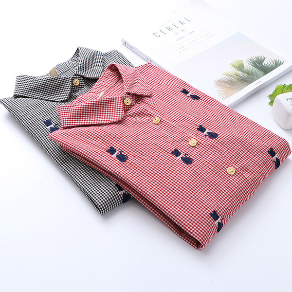 Modern női ing fekete és piros hímzéssel