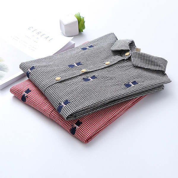 Modern női ing fekete és piros hímzéssel