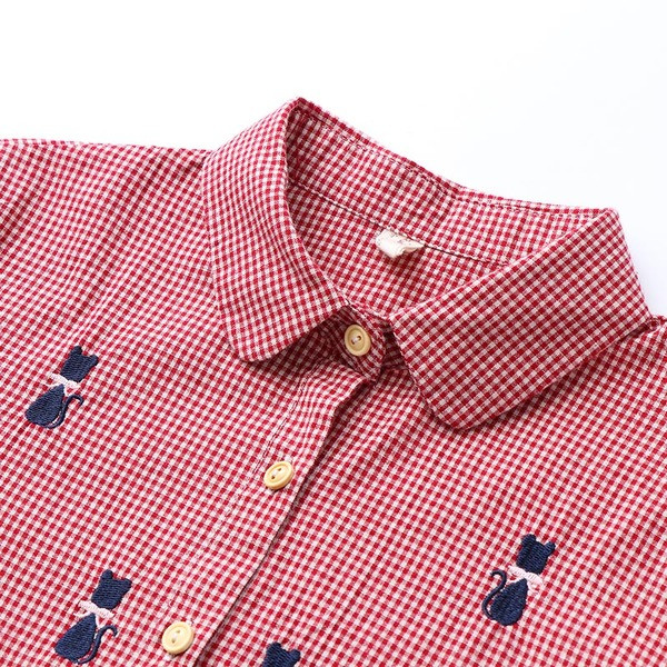 Modern női ing fekete és piros hímzéssel