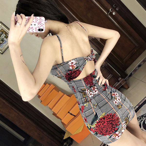 Testhezálló női ruha virágos motívumokkal és vékony pántokkal