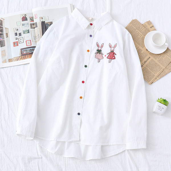 Cămașă modernă de damă cu broderie în alb și roz