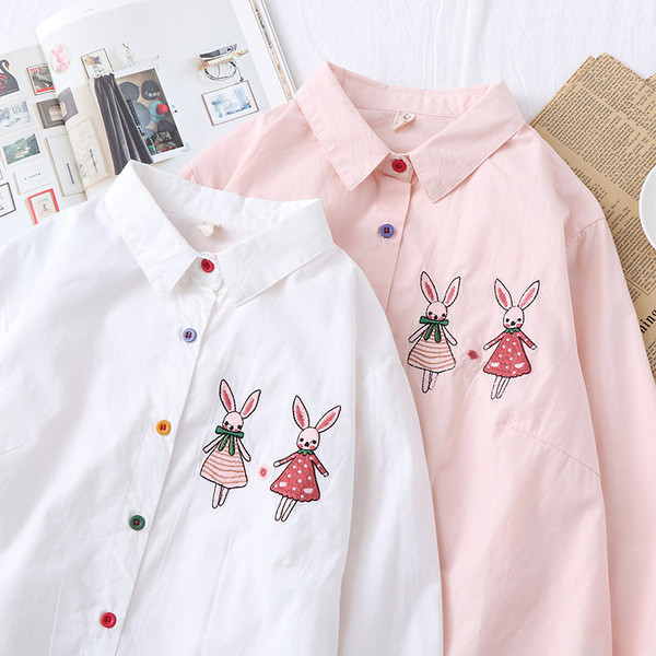 Cămașă modernă de damă cu broderie în alb și roz