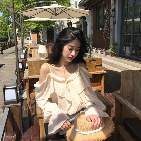 Cămașă modernă de damă cu umerii goi și mâneci lungi