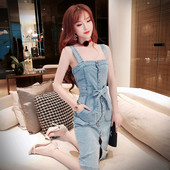 Aktuális női farmerruha vékony pántokkal és gombokkal