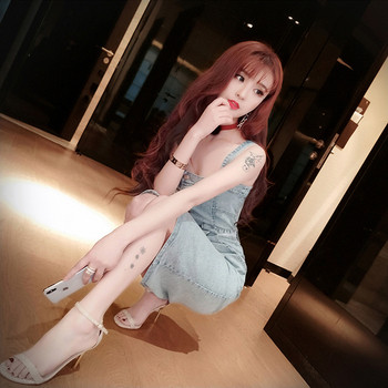 Aktuális női farmerruha vékony pántokkal és gombokkal