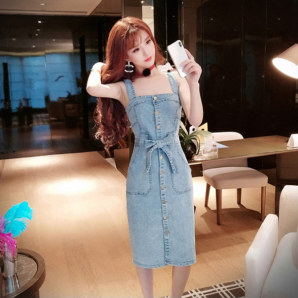 Aktuális női farmerruha vékony pántokkal és gombokkal