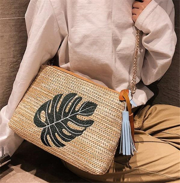 Korszerű női táska hosszú füllel, két színben hímzéssel