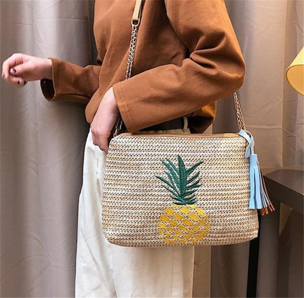 Korszerű női táska hosszú füllel, két színben hímzéssel