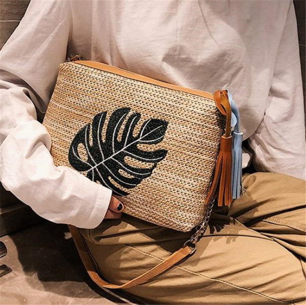 Korszerű női táska hosszú füllel, két színben hímzéssel