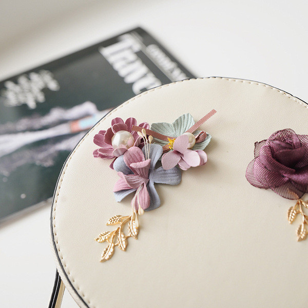 Modern női táska kerek formával és 3D-s virágokkal