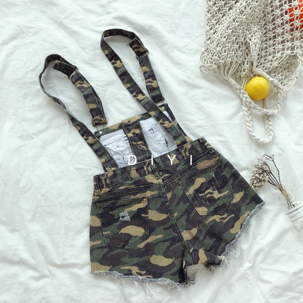 Salopeta de dama cu motive de camuflaj