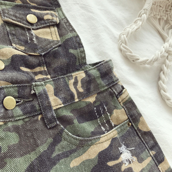 Salopeta de dama cu motive de camuflaj