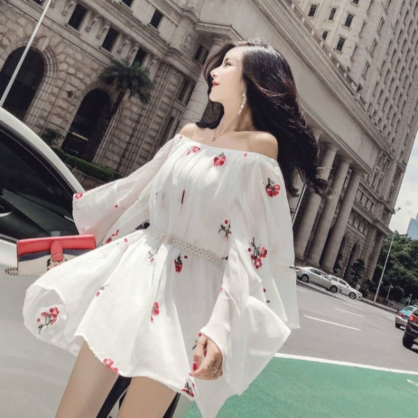 Rochie elegantă de damă cu umerii goi și mâneci Lotus în alb