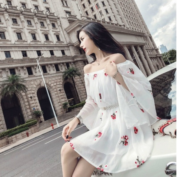 Rochie elegantă de damă cu umerii goi și mâneci Lotus în alb