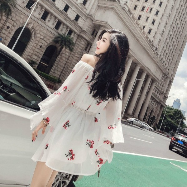 Rochie elegantă de damă cu umerii goi și mâneci Lotus în alb