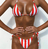 Csíkos női fürdőruha két részből, háromszög alakú felsővel