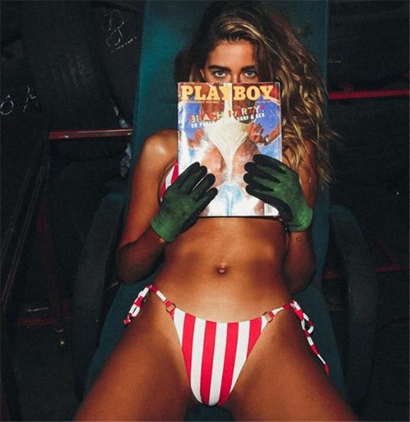 Csíkos női fürdőruha két részből, háromszög alakú felsővel