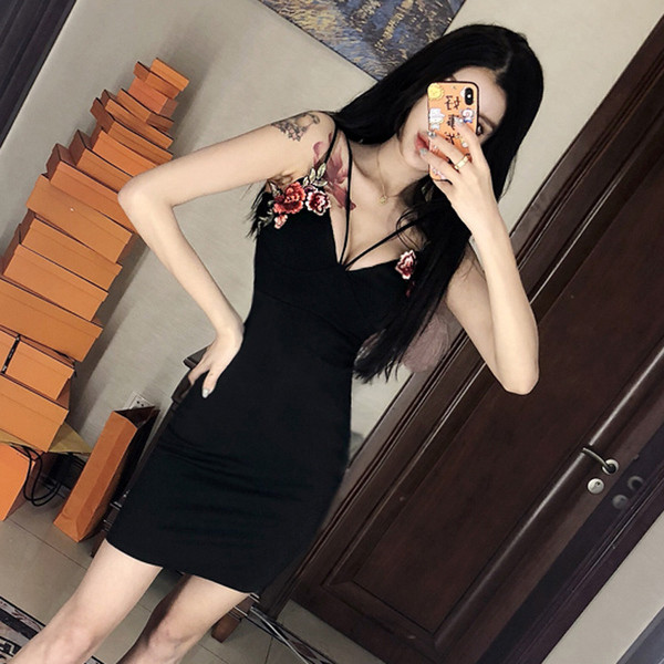 Modern női ruha fekete színben virágos motívumokkal és vékony pántokkal