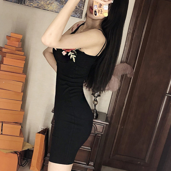 Modern női ruha fekete színben virágos motívumokkal és vékony pántokkal