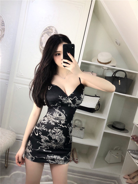 Modern női ruha fekete színben, vékony pántokkal