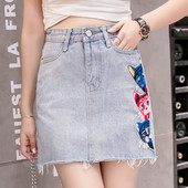 Modern női szoknya hímzéssel és zsebekkel