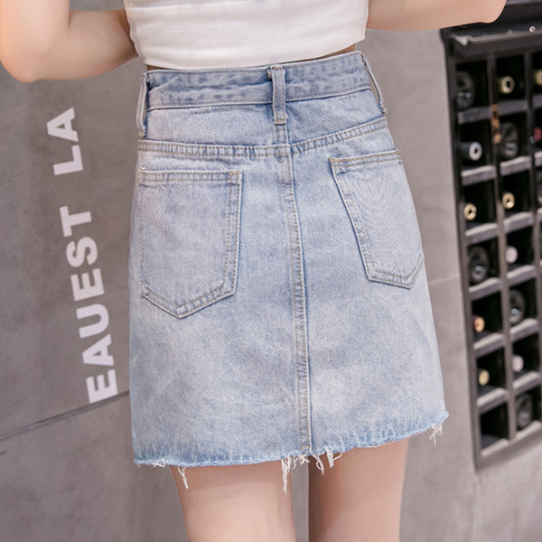 Modern női szoknya hímzéssel és zsebekkel