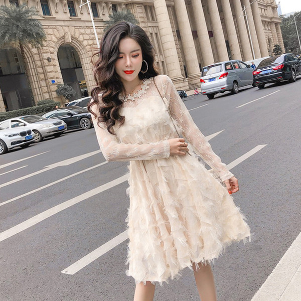 Elegáns női ruha hosszú ujjal és hímzéssel