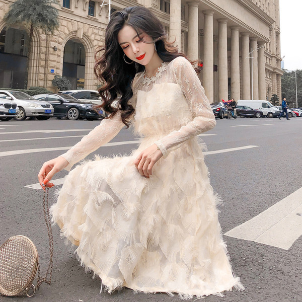 Elegáns női ruha hosszú ujjal és hímzéssel