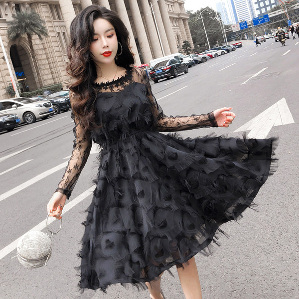 Elegáns női ruha hosszú ujjal és hímzéssel