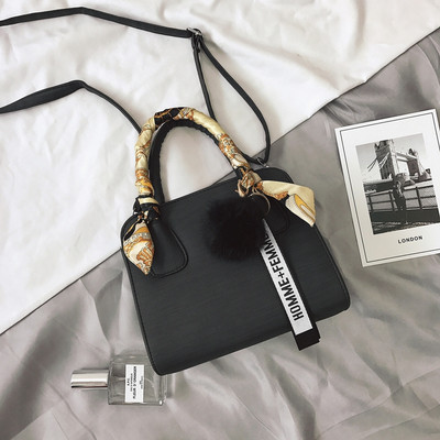 Κομψή γυναικεία έκο δερμάτινη τσάντα με αξεσουάρ σε τρία χρώματα