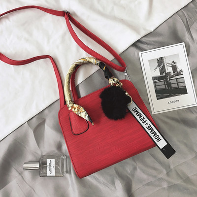 Κομψή γυναικεία έκο δερμάτινη τσάντα με αξεσουάρ σε τρία χρώματα