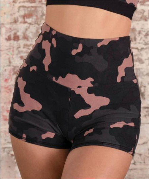 Női sportcsapat két részből, terepszínű mintával