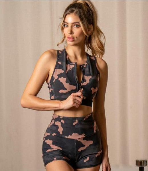 Női sportcsapat két részből, terepszínű mintával