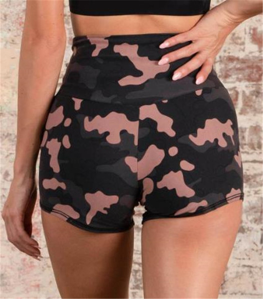 Női sportcsapat két részből, terepszínű mintával