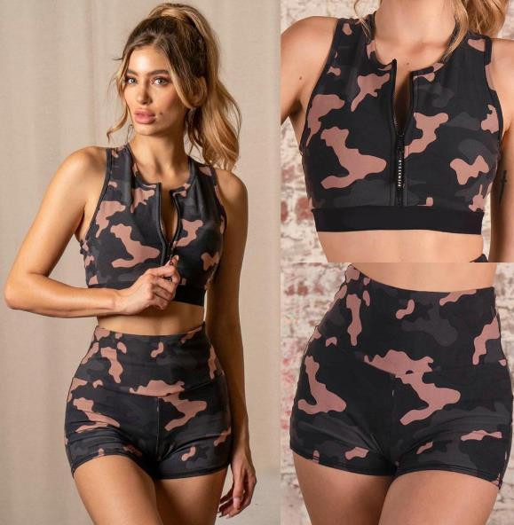 Női sportcsapat két részből, terepszínű mintával