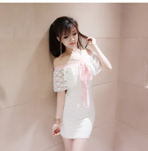 Testhezálló női ruha csupasz váll és csipke