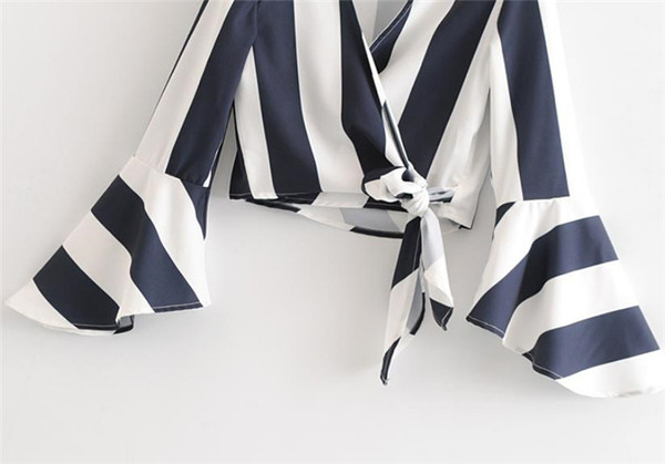 Stílusos női blúz V-nyakú és lótusz ujjakkal