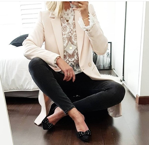 Cămașă modernă de damă cu dantelă albă