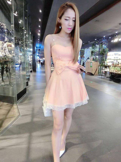 Rochie de dama actuala cu umerii goi si panglica