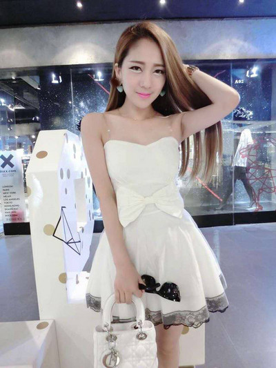 Rochie de dama actuala cu umerii goi si panglica