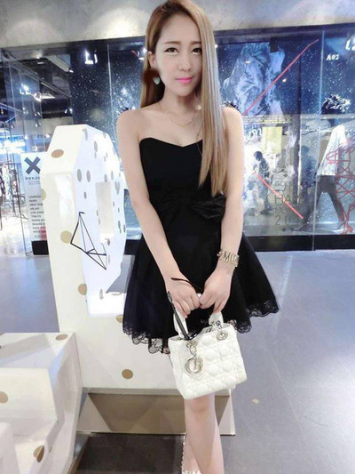 Rochie de dama actuala cu umerii goi si panglica